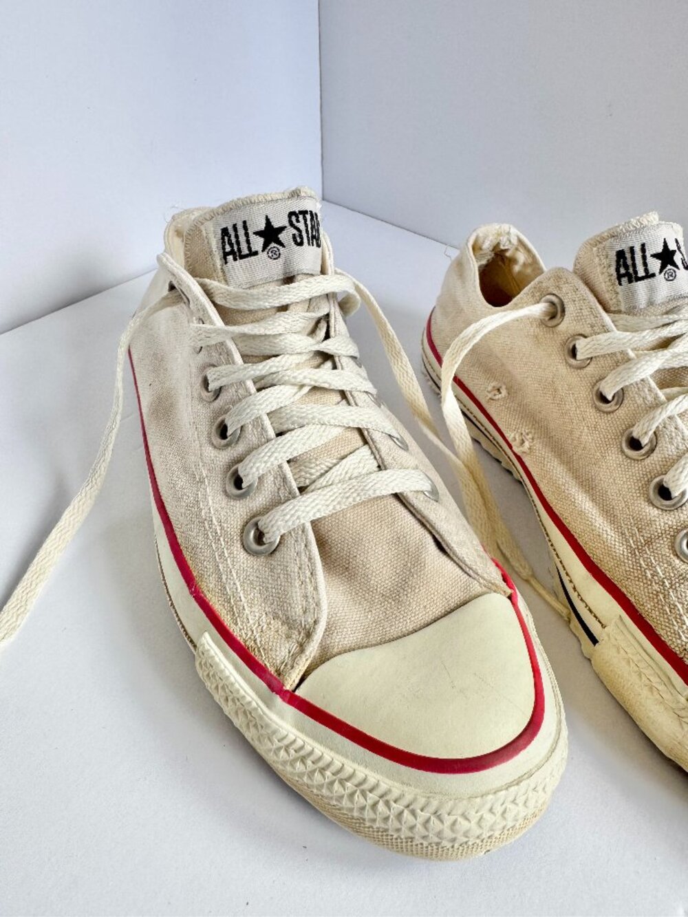 Vintage 70s Converse ALL STARS - Ivory/Red Stripe Low Top USA Chucks Taylors